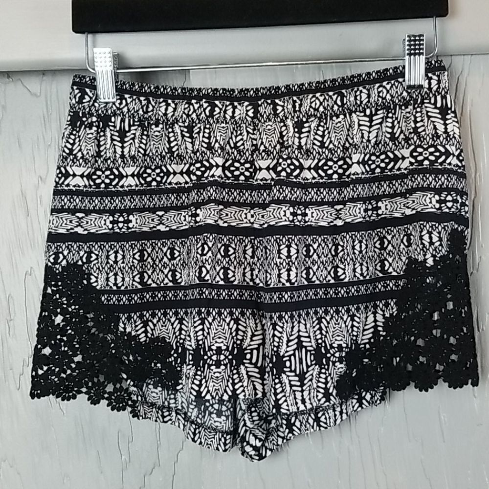 5/$20 New..Forever 21 Black & Off White Shorts